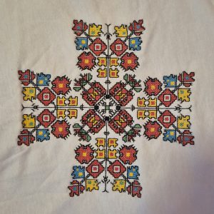 Тениска с шевици кръст