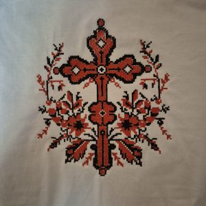 Тениска с шевици кръст